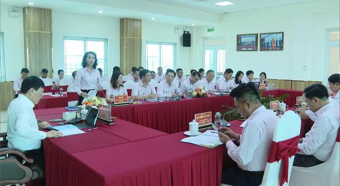 Bà Nguyễn Thị Ngọc Thu, Giám đốc Chi nhánh Ngân hàng CSXH tỉnh Lâm Đồng báo cáo tại buổi làm việc