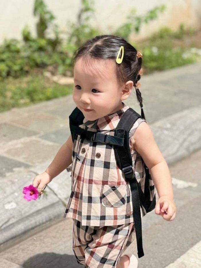 Jenny được mẹ nhận xét có tính cách ngọt ngào và hay pha trò.