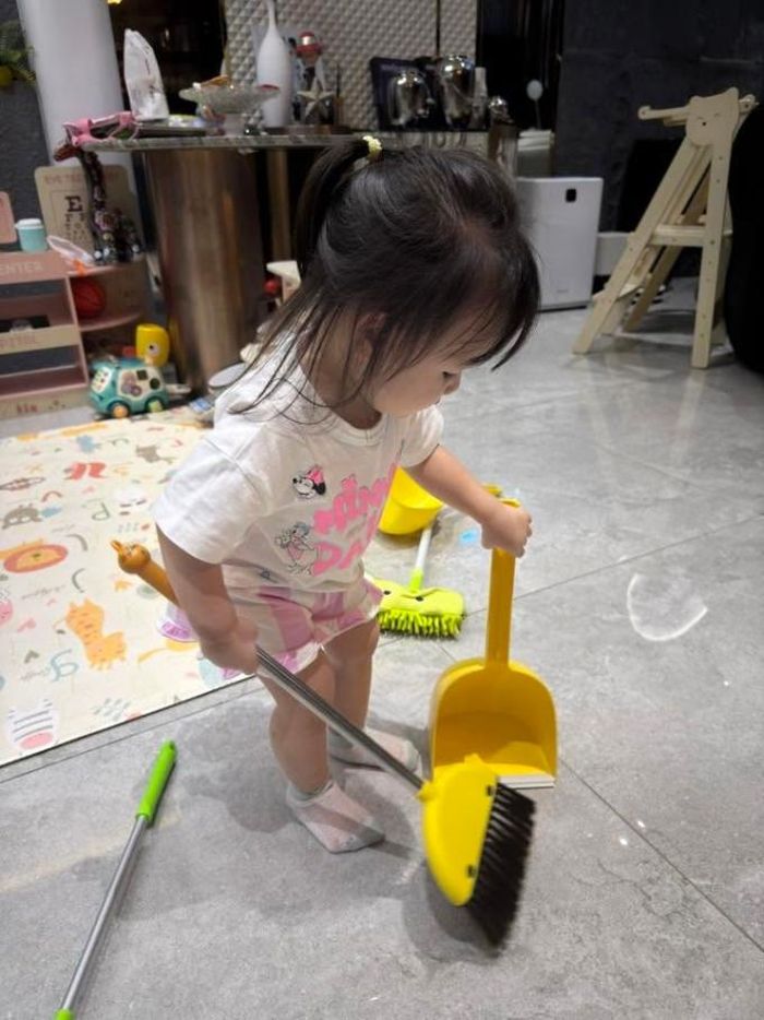 Ái nữ nhà Phương Oanh sớm bộc lộ sự tự lập khi giúp mẹ việc nhà.