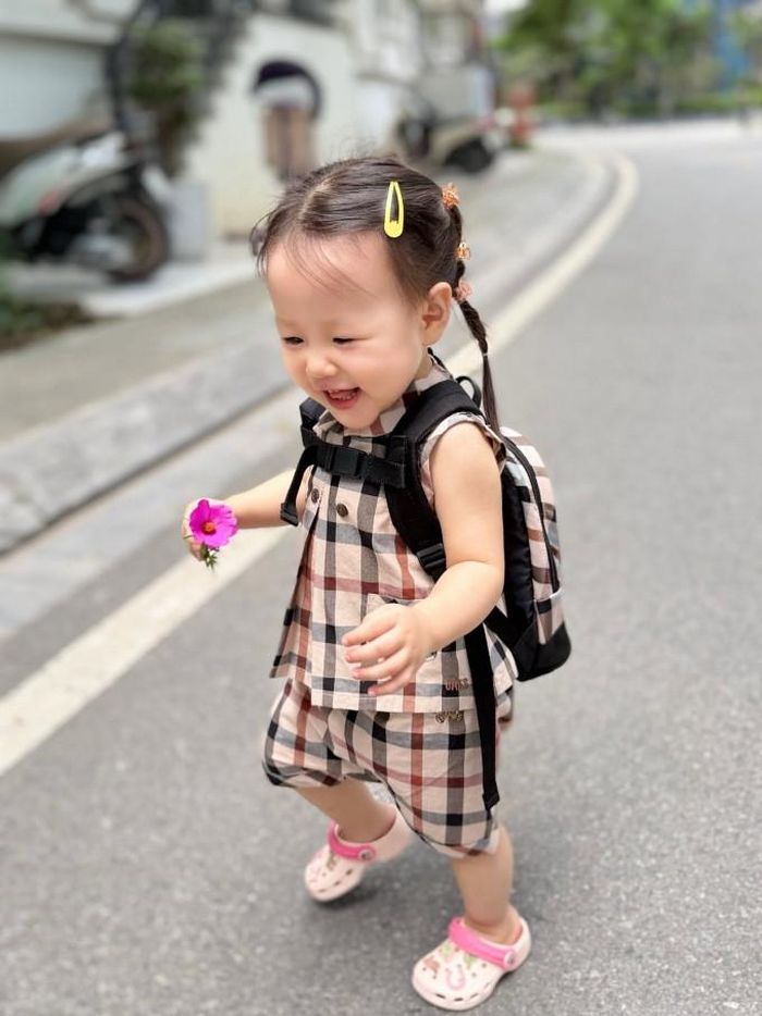 Bé Jenny được mẹ chuẩn bị trang phục chỉn chu, đồng điệu khi đến trường.