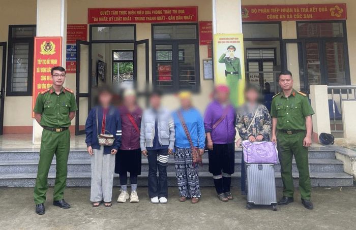 Gia đình các cháu đến đón tại trụ sở Công an.
