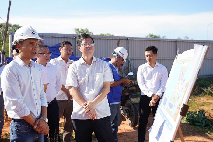 Đồng chí Nguyễn Hồng Hải (giữa), Ủy viên Ban Thường vụ Tỉnh ủy, Phó Chủ tịch UBND tỉnh Lâm Đồng nghe báo cáo tiến độ thực hiện dự án