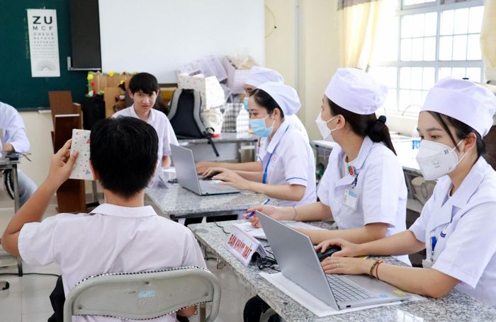 Khám sức khỏe miễn phí cho học sinh tại Lâm Đồng