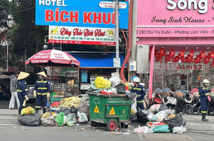 Hàng trăm công nhân vệ sinh môi trường được huy động dọn dẹp lượng rác dồn ứ trong 2 ngày qua. Tới trưa ngày 15/6, đường phố ngay trung tâm các phường tại khu vực Đà Lạt đã sạch đẹp trở lại
