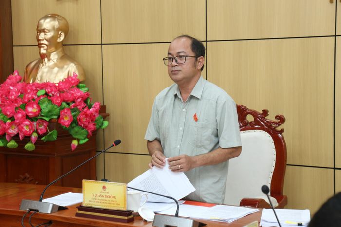 Đồng chí Y Quang BKrông, Phó Chủ tịch HĐND tỉnh Lâm Đồng phát biểu tại buổi tiếp công dân