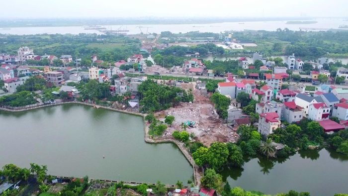 Khu vực phường Thượng Cát đang phá dỡ nhà dân hai bên đê sông Hồng.