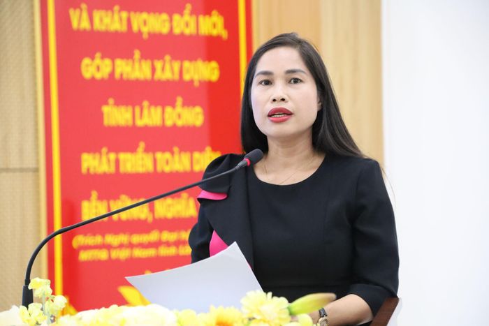 Đồng chí H’Vi Êban, Tỉnh ủy viên, Phó Chủ tịch Ủy ban MTTQ Việt Nam tỉnh, Chủ tịch Hội Liên hiệp Phụ nữ tỉnh báo cáo thông tin Đoàn đại biểu Phụ nữ tỉnh dự Đại hội đại biểu Phụ nữ toàn quốc lần thứ XIV