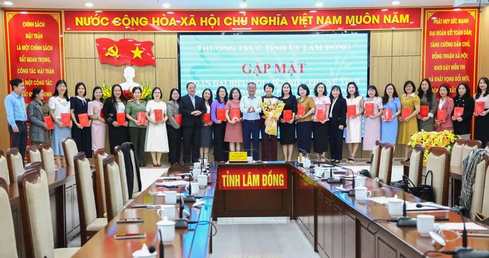 Đồng chí Phạm Thị Phúc, Phó Bí thư Tỉnh ủy, Chủ tịch Ủy ban MTTQ Việt Nam tỉnh trao quà của Thường trực Tỉnh ủy Lâm Đồng cho Đoàn đại biểu tỉnh dự Đại hội đại biểu Phụ nữ toàn quốc lần thứ XIV
