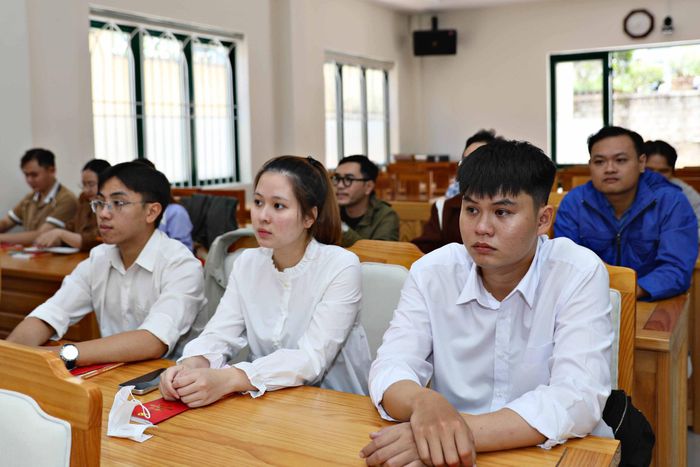 Các học viên là quần chúng ưu tú đến từ các tổ chức cơ sở đảng trực thuộc thạm dự lớp học