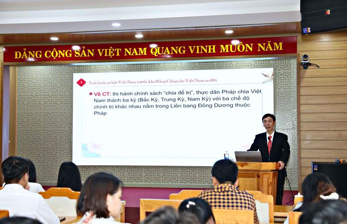 Đồng chí Trần Văn Hải, Đảng ủy viên, Phó Trưởng Ban Tuyên giáo và Dân vận Đảng ủy cơ quan Đảng tỉnh báo cáo chuyên đề: Khái quát lịch sử Đảng Cộng sản Việt Nam tới các học viên