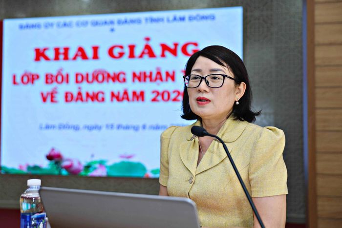 Đồng chí Lê Thị Hải Duyên, Tỉnh ủy viên, Phó Bí thư Đảng ủy cơ quan Đảng tỉnh, Báo cáo viên Tỉnh ủy phát biểu tại buổi khai giảng lớp học
