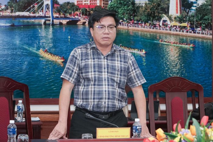 Lãnh đạo UBND phường Bình Thuận báo cáo tại cuộc họp