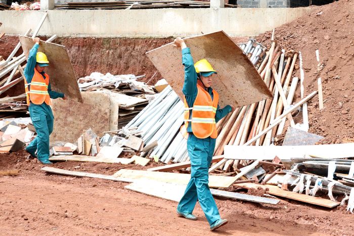 Chiến sĩ DQTT thể hiện quyết tâm “vượt nắng, thắng mưa”, tích cực tham gia hỗ trợ xây dựng