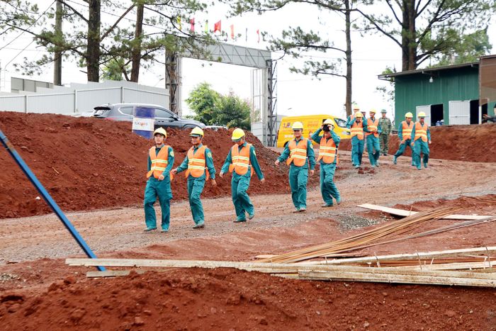 Cán bộ, chiến sĩ DQTT thuộc Ban Chỉ huy Quân sự xã Quảng Phú tham gia hỗ trợ xây dựng trường học vùng biên