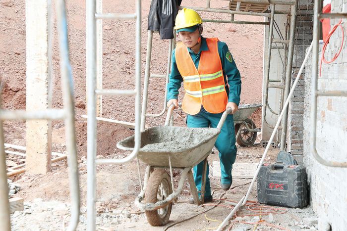 Hơn 40 cán bộ, chiến sĩ 4 xã Nam Dong, Đắk Mil, Đắk Song và Đức An tham gia hỗ trợ xây dựng Trường Phổ thông Nội trú liên cấp Tiểu học và THCS Thuận An