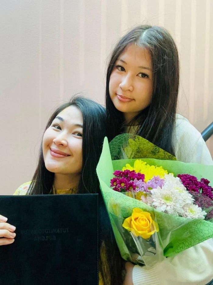 Mạc Anh Thư và con gái tại lễ trao bằng tốt nghiệp.