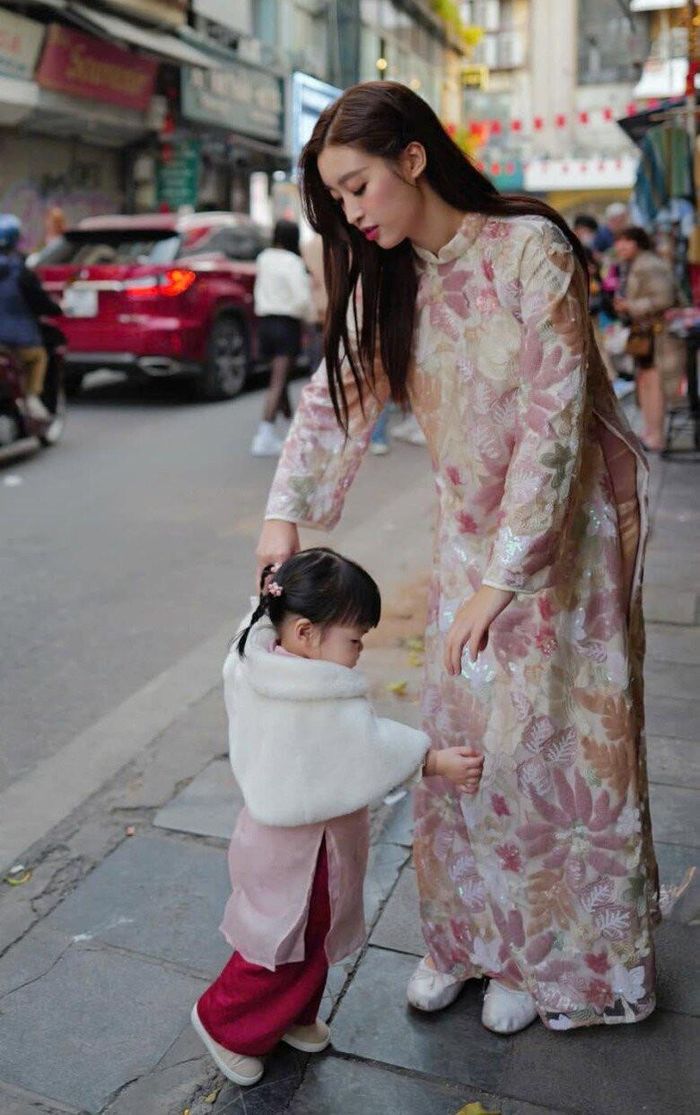 Hoa hậu Đỗ Mỹ Linh tiết lộ con gái đầu lòng có tính cách trái ngược hoàn toàn với mình.