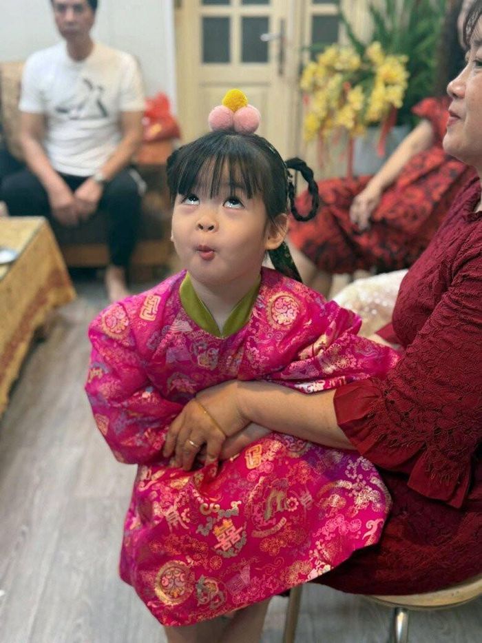 Sự đáng yêu, lanh lợi và dí dỏm của bé Tuệ An được nhiều khán giả yêu mến.