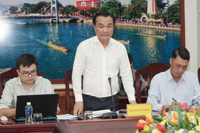 Đại diện liên danh nhà đầu tư báo cáo tại cuộc họp