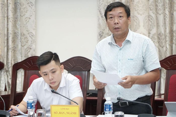 Lãnh đạo Sở Xây dựng báo cáo tại cuộc họp