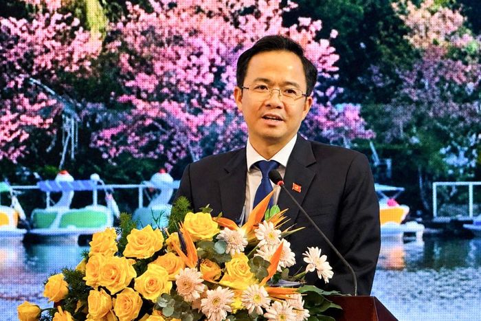 Ông Nguyễn Văn Lộc, Tỉnh ủy viên, Bí thư phường Xuân Hương - Đà Lạt đại diện các địa phương ghi nhận những đóng góp tích cực của các cơ quan báo chí trong công tác tuyên truyền hiệu quả tình hình phát triển kinh tế, xã hội, văn hóa các địa phương