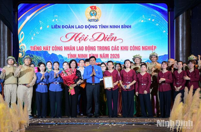 Đồng chí Nguyễn Hải Long, Tỉnh ủy viên, Phó Chủ tịch Ủy ban MTTQ Việt Nam tỉnh, Chủ tịch LĐLĐ tỉnh trao giải đặc biệt cho phần thi của đoàn tuyển Công ty cổ phần dinh dưỡng Hồng Hà.