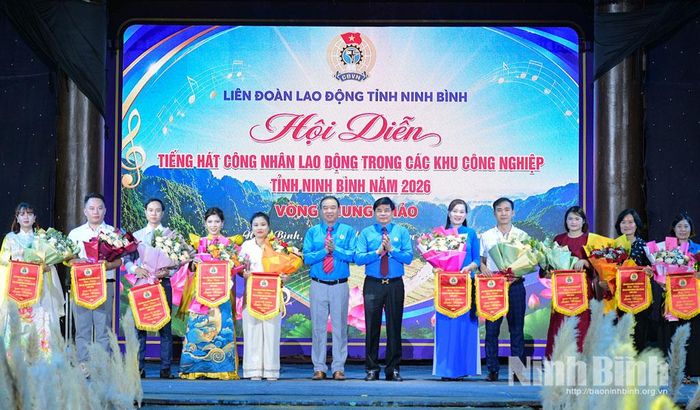 Ban tổ chức trao cờ lưu niệm và tặng hoa các đoàn tham gia vòng chung khảo.