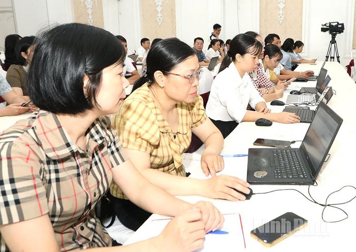 Các học viên thực hành việc lập hồ sơ và giao nộp hồ sơ điện tử vào Lưu trữ hiện hành trên Hệ thống lưu trữ điện tử.