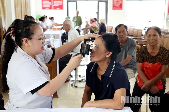 Bác sỹ khám, tư vấn các bệnh về mắt cho người dân.