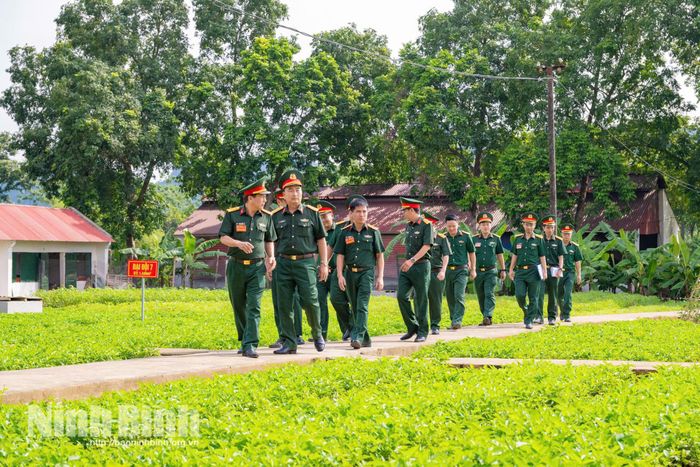 Ban Giám hiệu Nhà trường kiểm tra hoạt động tăng gia sản xuất trong đơn vị.