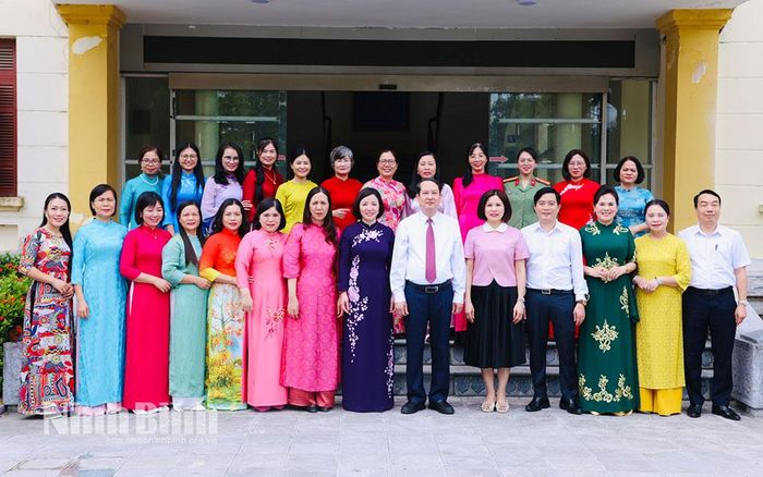 Đồng chí Mai Văn Tuất, Phó Bí thư Tỉnh ủy, Trưởng Đoàn đại biểu Quốc hội tỉnh và các đại biểu chụp ảnh lưu niệm.