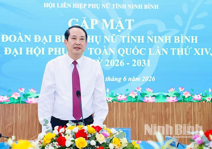Đồng chí Mai Văn Tuất, Phó Bí thư Tỉnh ủy, Trưởng Đoàn đại biểu Quốc hội tỉnh phát biểu tại hội nghị.