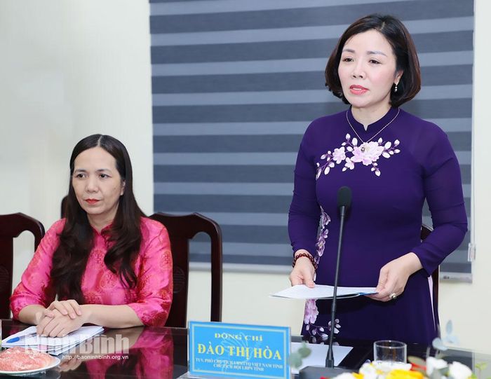 Đồng chí Đào Thị Hòa, Tỉnh ủy viên, Phó Chủ tịch Ủy ban MTTQ Việt Nam tỉnh, Chủ tịch Hội LHPN tỉnh phát biểu tại hội nghị.
