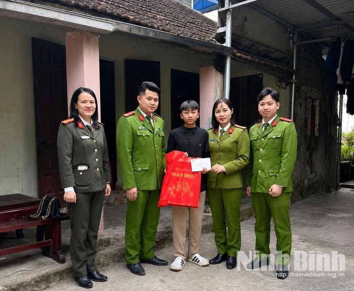 Chi đoàn Công an xã phối hợp cùng Chi Hội Phụ nữ Công an xã Liêm Hà thăm hỏi động viên học sinh có hoàn cảnh khó khăn trên địa bàn.