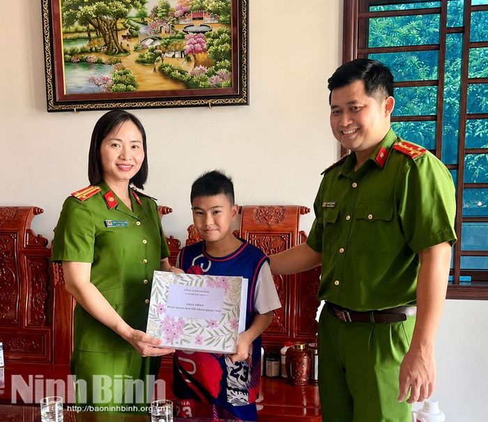 Cán bộ, chiến sĩ Công an xã Liêm Hà sẽ thay phiên nhau tới động viên, thăm hỏi “con đỡ đầu” để đảm bảo có sự sâu sát, quan tâm kịp thời tới các em.