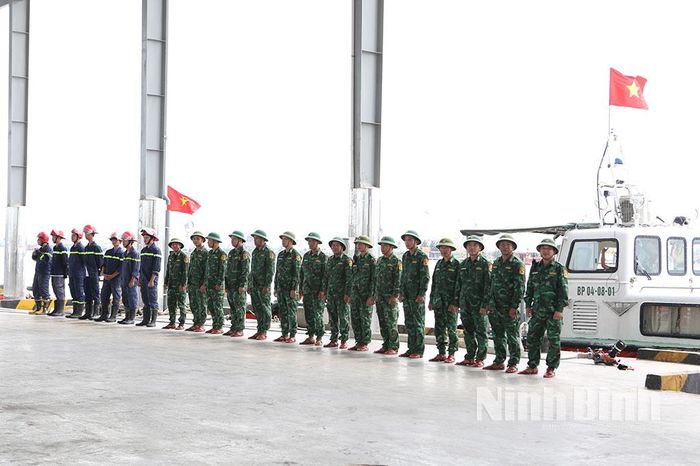 Các lực lượng tham gia diễn tập xử lý các tình huống.