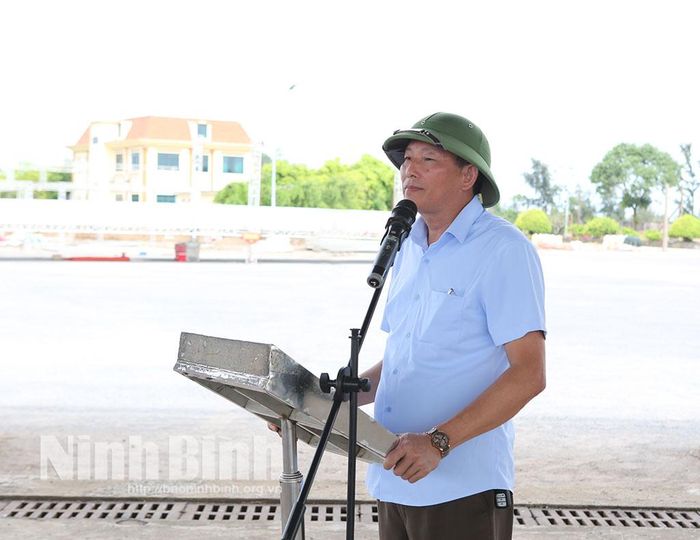 Đại diện Sở Y tế thuyết trình vận hành bệnh viện dã chiến.