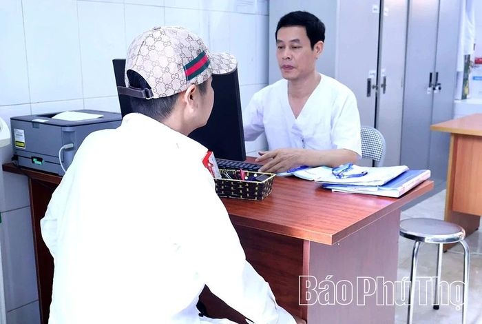 Bác sĩ tại Phòng khám Đa khoa, Trung tâm Kiểm soát bệnh tật tỉnh (cơ sở Phú Thọ) tư vấn cho người nhiễm HIV điều trị bằng thuốc ARV.