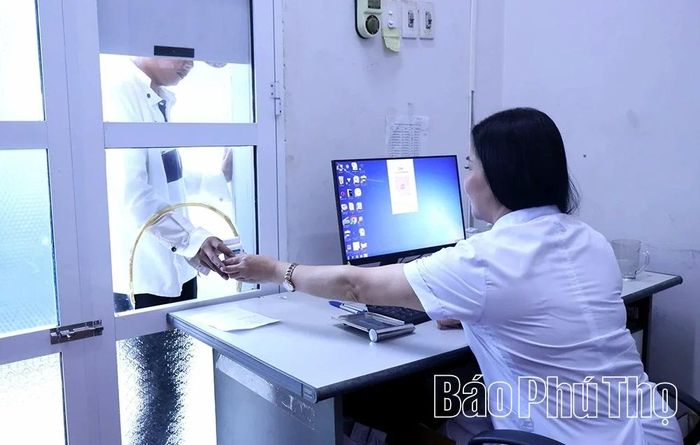 Cấp thuốc ARV cho người nhiễm HIV tại Trung tâm Kiểm soát bệnh tật tỉnh.