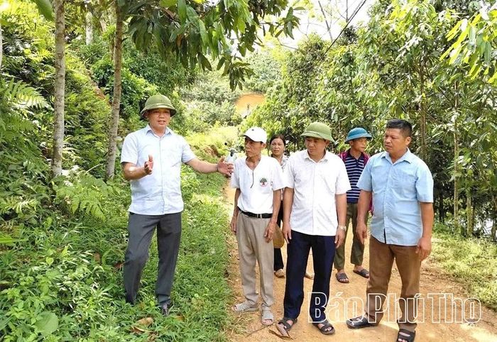 Lãnh đạo Đảng ủy xã Trung Sơn trực tiếp về khu dân cư, vận động Nhân dân khu Ngọt giải phóng mặt bằng, đồng thuận thực hiện tuyến giao thông nông thôn trên địa bàn.