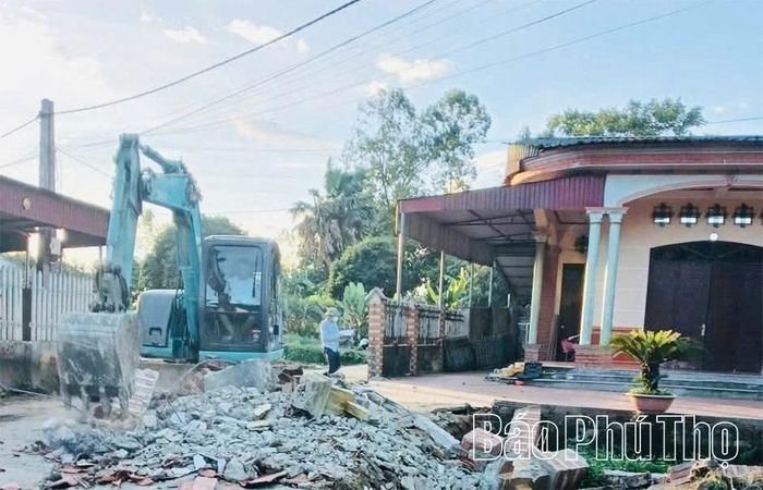 Người dân khu Tranh Ngô, xã Vân Bán tích cực hiến đất, tháo dỡ vật kiến trúc... để địa phương sớm triển khai tuyến giao thông liên khu, nhằm kết nối giao thương và góp phần phát triển KT-XH của địa phương.
