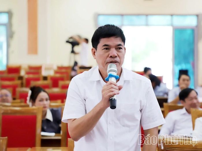 Cử tri các xã nêu những kiến nghị để Tổ đại biểu số 14 tổng hợp, báo cáo Kỳ họp thứ Ba xem xét, chuyển các cơ quan chức năng giải quyết.