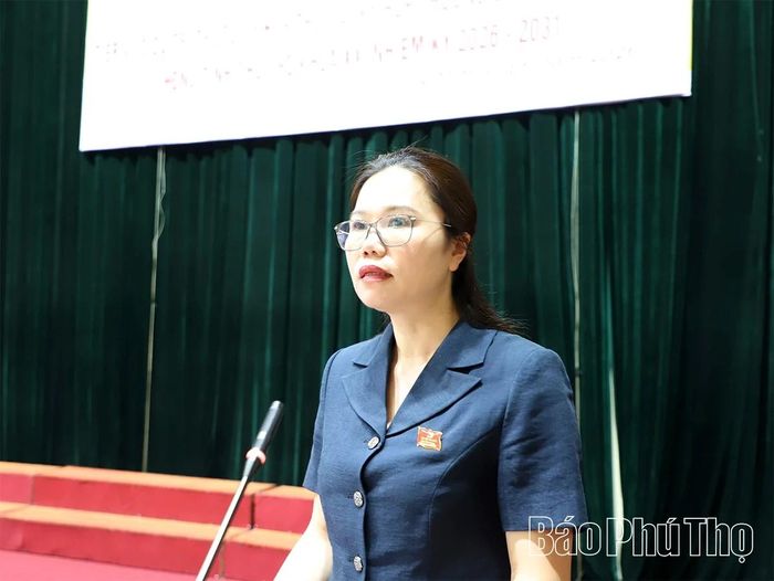 Đồng chí Phó Bí thư Tỉnh ủy, Chủ tịch Ủy Ban MTTQ tỉnh Bùi Thị Minh tiếp thu các ý kiến, kiến nghị của cử tri để trình Kỳ họp thứ Ba xem xét, giải quyết.