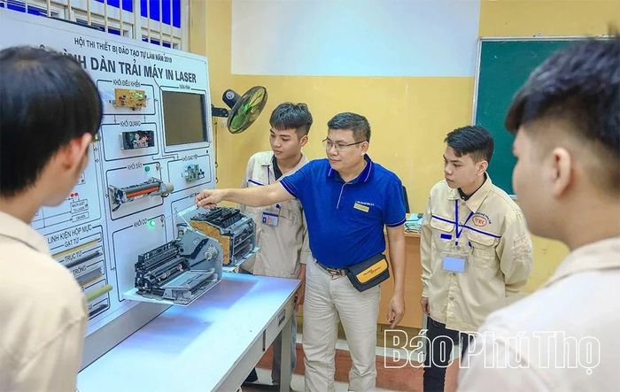 Trường cao đẳng Kỹ thuật - Công nghệ Vĩnh Phúc ứng dụng khoa học công nghệ hiện đại vào công tác đào tạo nguồn nhân lực chất lượng cao.