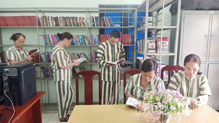 Phạm nhân tiếp cận tri thức qua các trang sách.