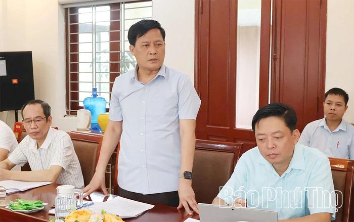 Chủ tịch UBND phường Hòa Bình báo cáo một số khó khăn, vướng mắc dự án khắc phục cấp bách sạt lở khu vực tổ 15, phường Hòa Bình.