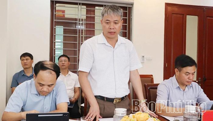 Đại diện lãnh đạo Sở Nông nghiệp và Môi trường báo cáo một số nội dung liên quan tới dự án cấp bách đê ngăn lũ chống ngập úng Pheo - Chẹ hạ du sông Đà.