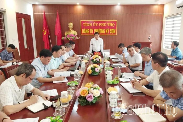 Phó Chủ tịch UBND tỉnh Đinh Công Sứ phát biểu tại buổi làm việc với lãnh đạo các phường, xã về thực hiện tiến độ các dự án.