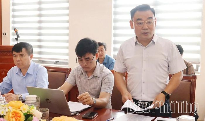 Đại diện lãnh đạo Ban Quản lý dự án khu vực Hòa Bình báo cáo tiến độ thực hiện các dự án.