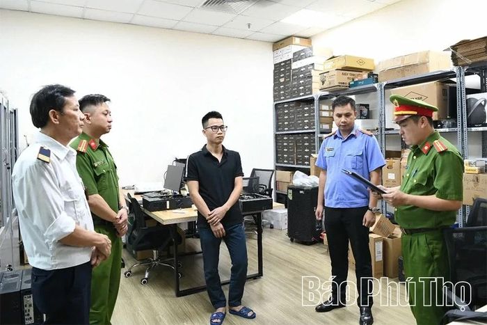Cơ quan CSĐT Công an tỉnh tiến hành khám xét nơi làm việc và nơi ở của đối tượng trong vụ án “Xâm phạm quyền tác giả - là phần mềm máy tính” (Nguồn: Công an tỉnh)
